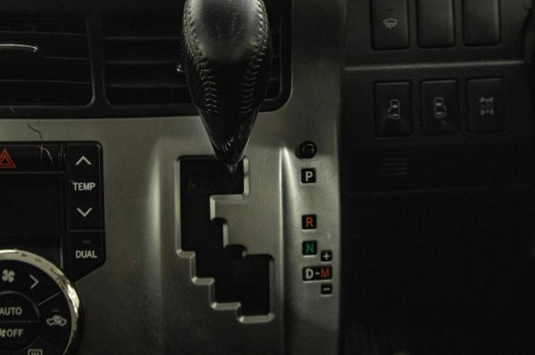 Toyota Voxy 19 из 23