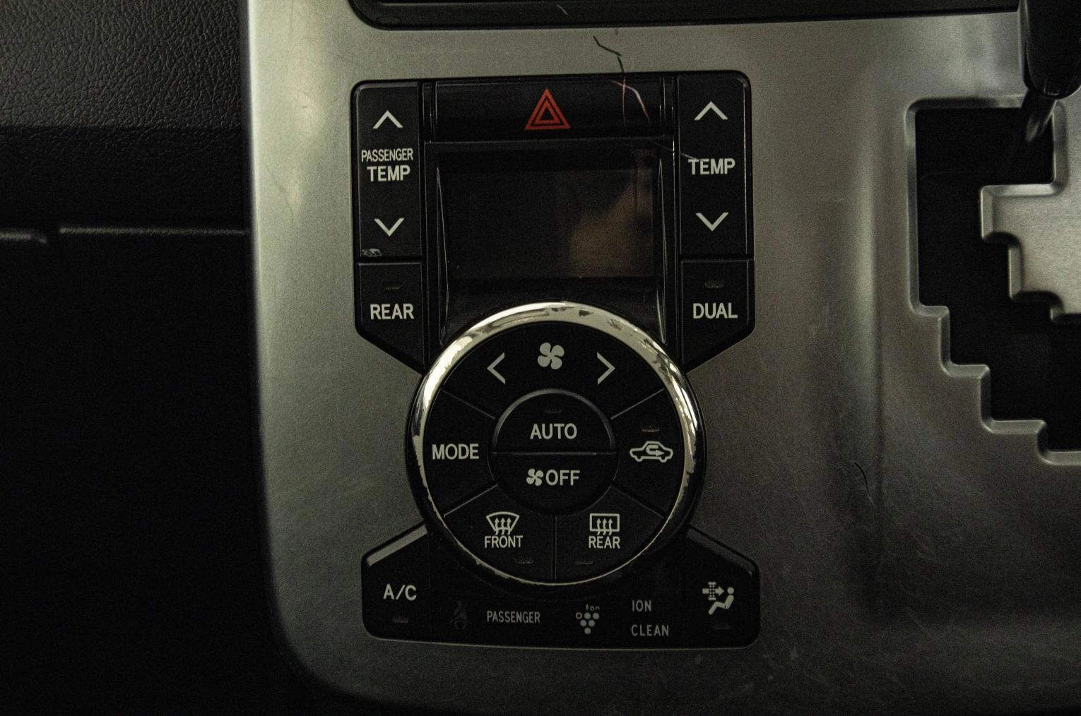 Toyota Voxy 18 из 23