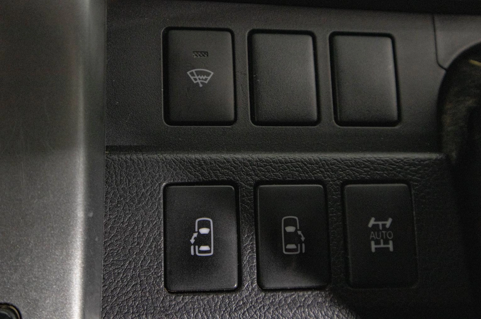 Toyota Voxy 20 из 23