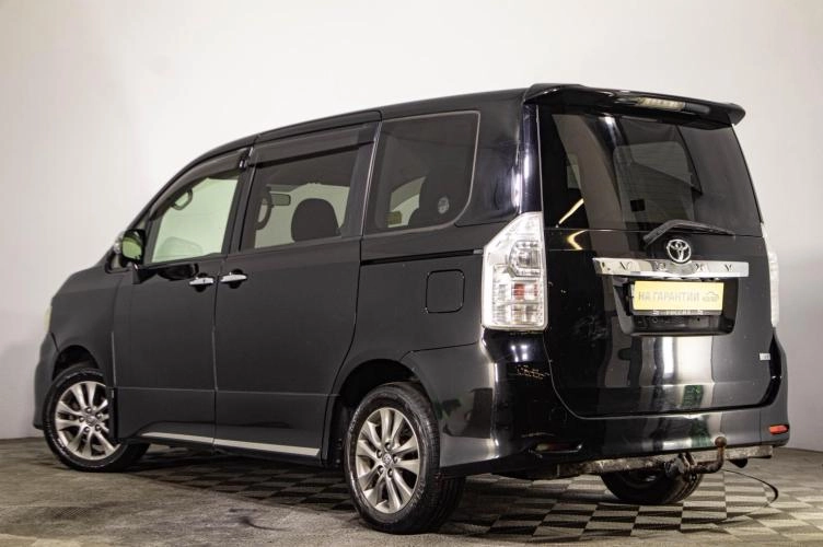 Toyota Voxy 6 из 6