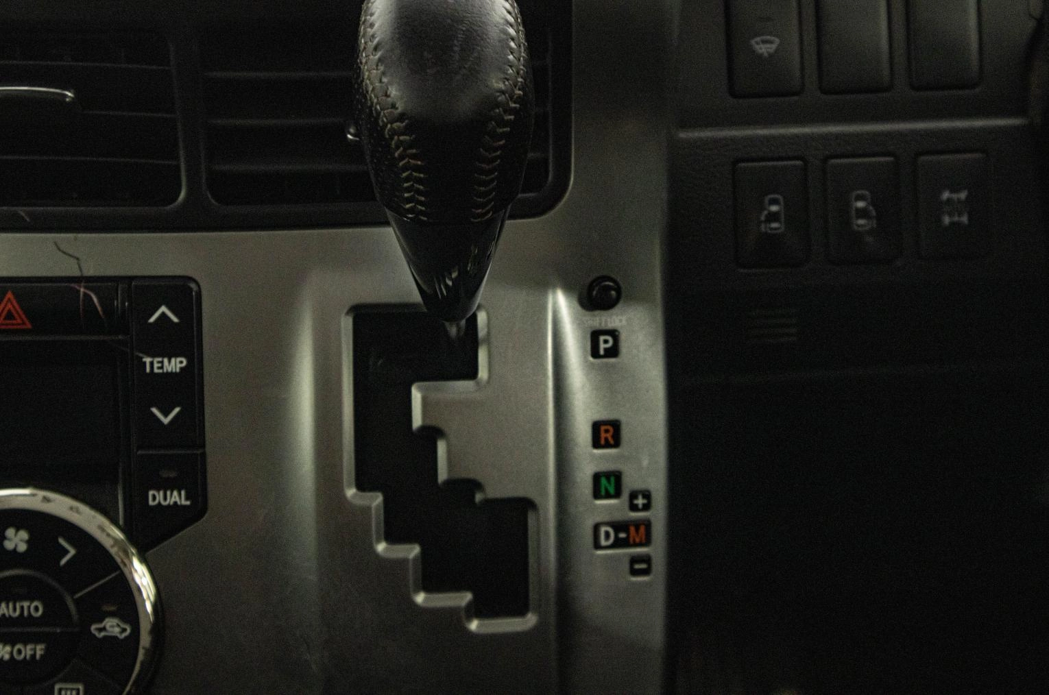 Toyota Voxy 19 из 23