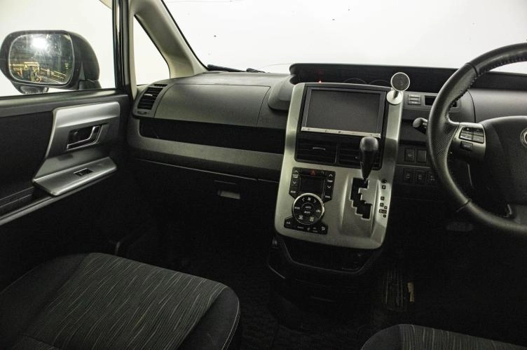 Toyota Voxy 12 из 23