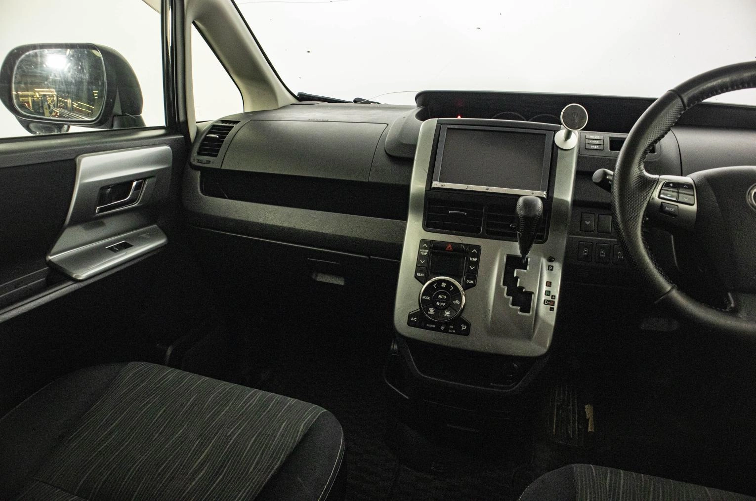 Toyota Voxy 12 из 23