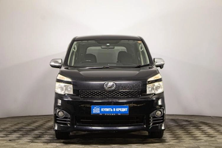 Toyota Voxy 2 из 5