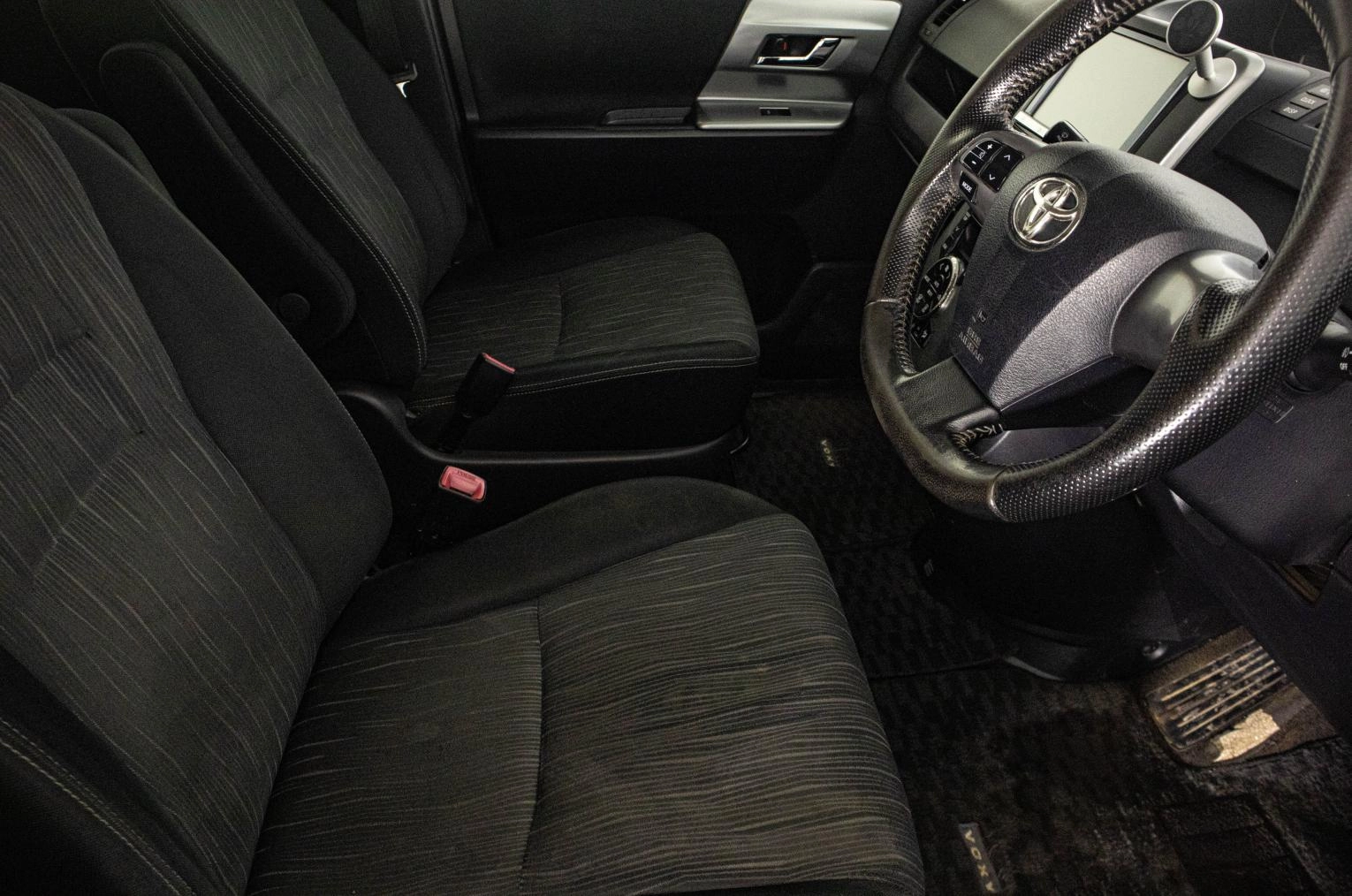 Toyota Voxy 11 из 23