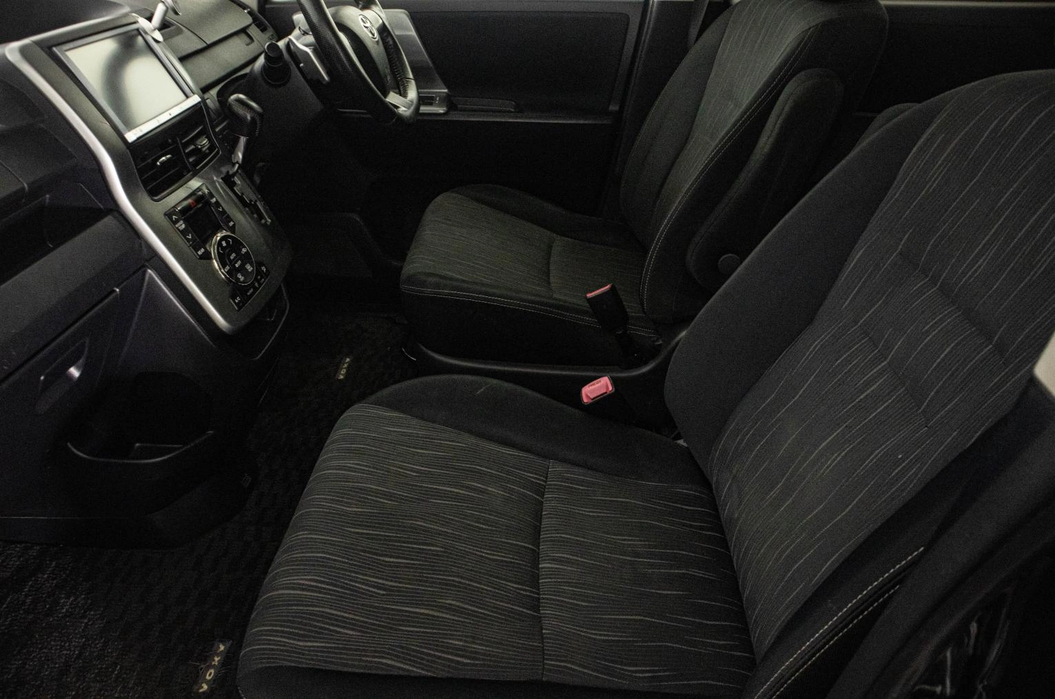 Toyota Voxy 8 из 23