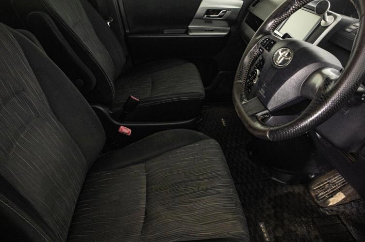 Toyota Voxy 11 из 23