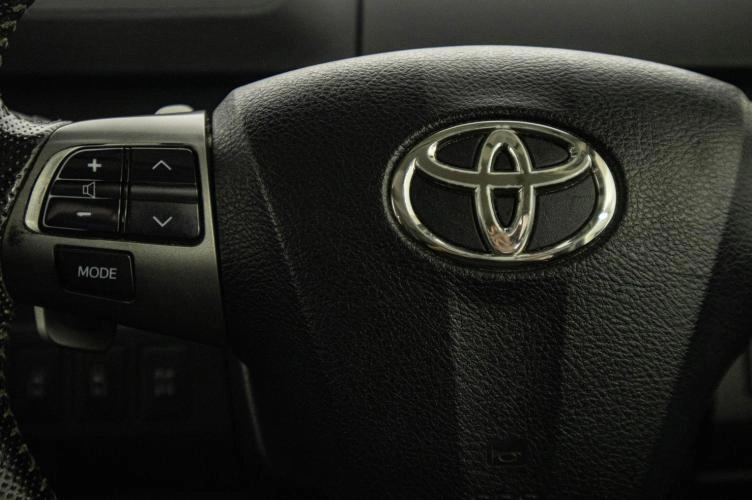 Toyota Voxy 16 из 23