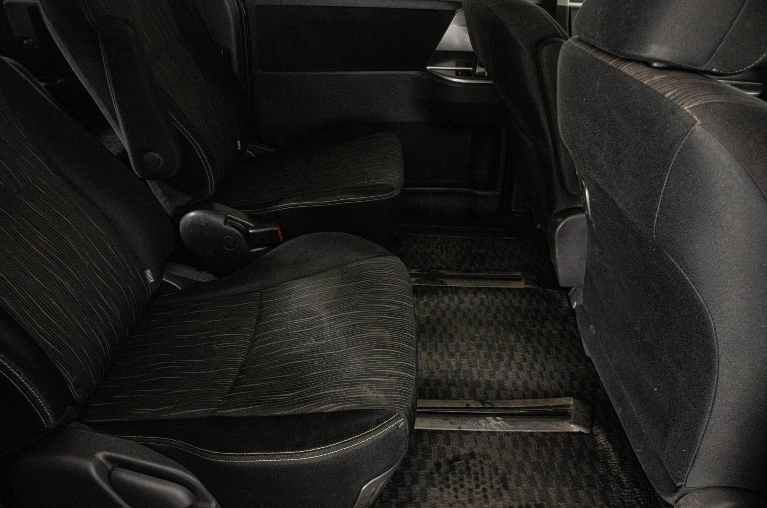 Toyota Voxy 10 из 23