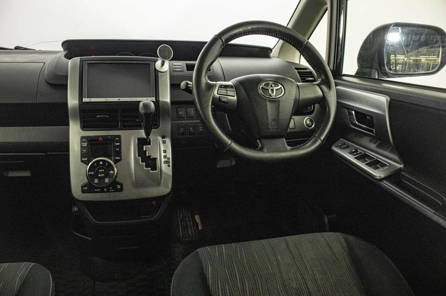 Toyota Voxy 14 из 23
