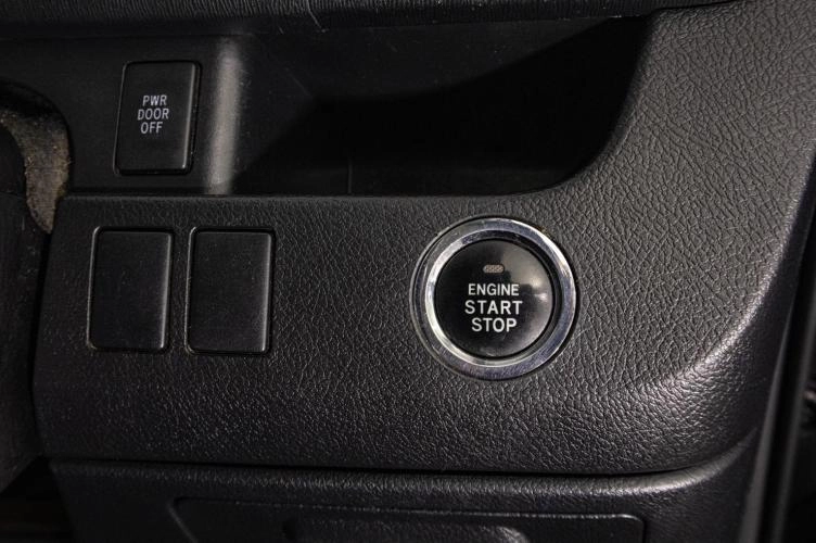 Toyota Voxy 21 из 23