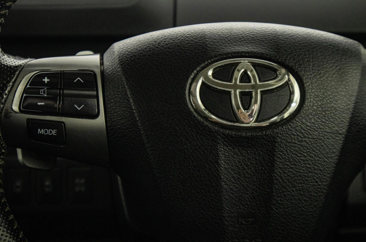 Toyota Voxy 16 из 23