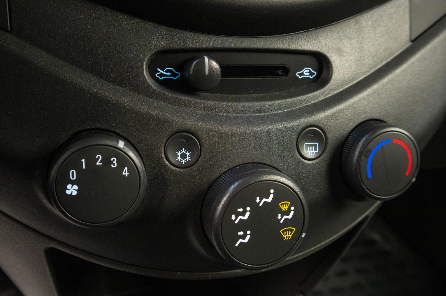 Chevrolet Spark 14 из 19