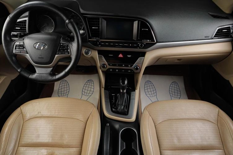 Hyundai Elantra 4 из 5