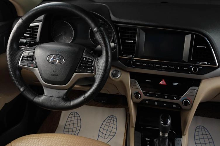 Hyundai Elantra 2 из 5