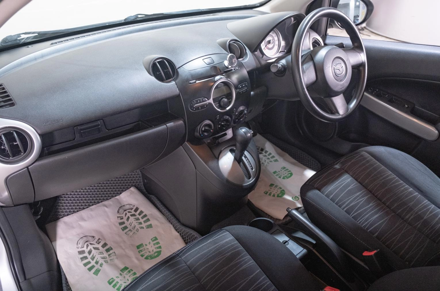 Mazda Demio 15 из 20