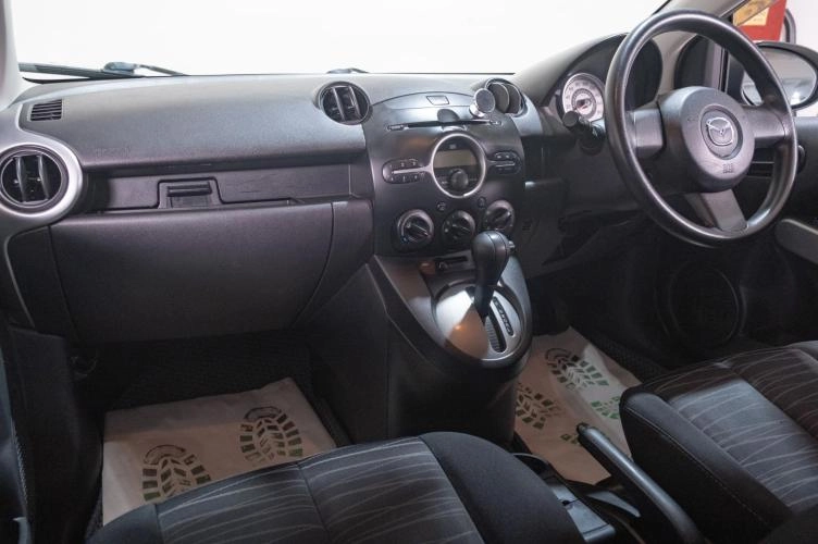 Mazda Demio 14 из 20