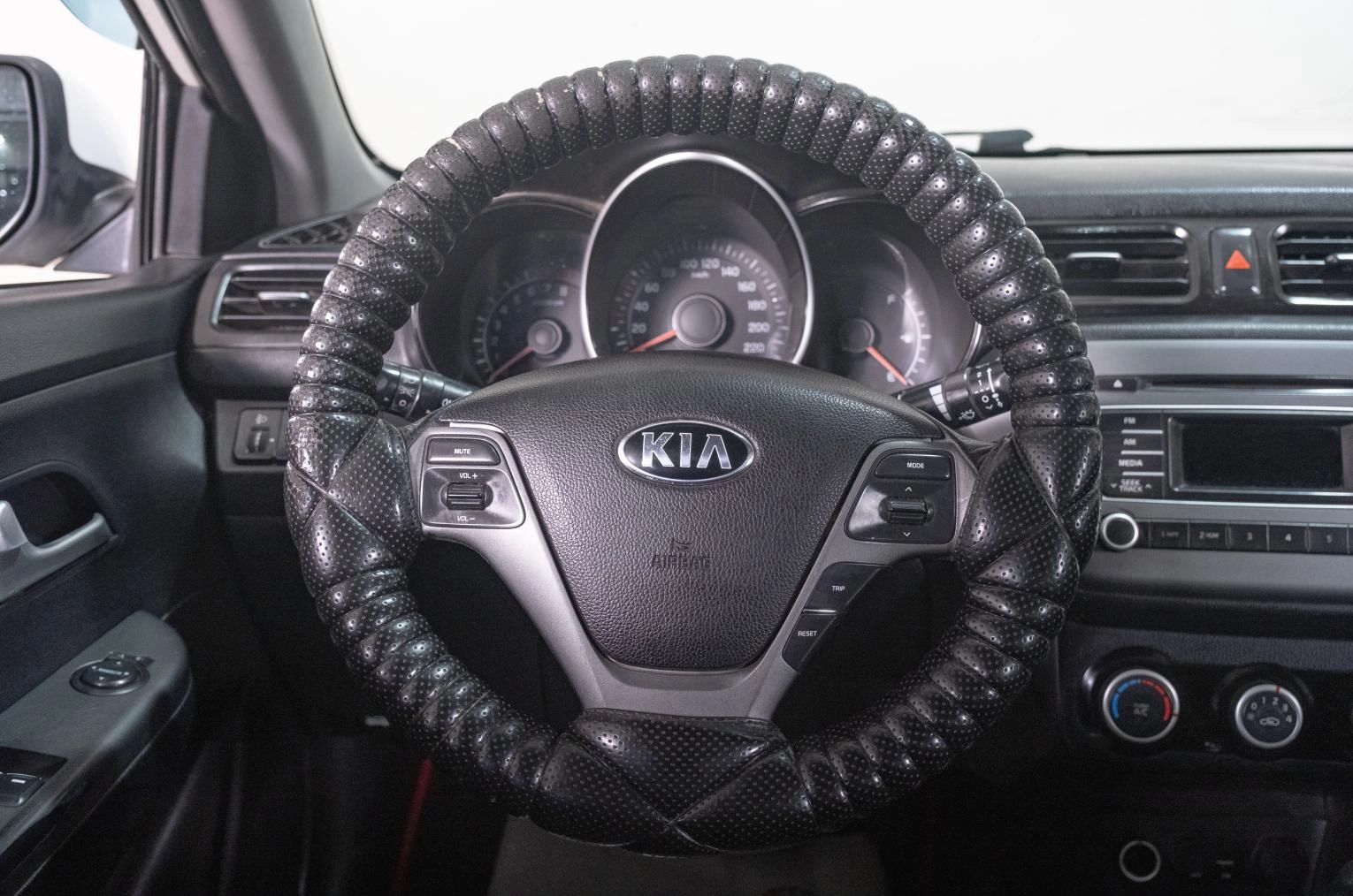 KIA Rio 10 из 23