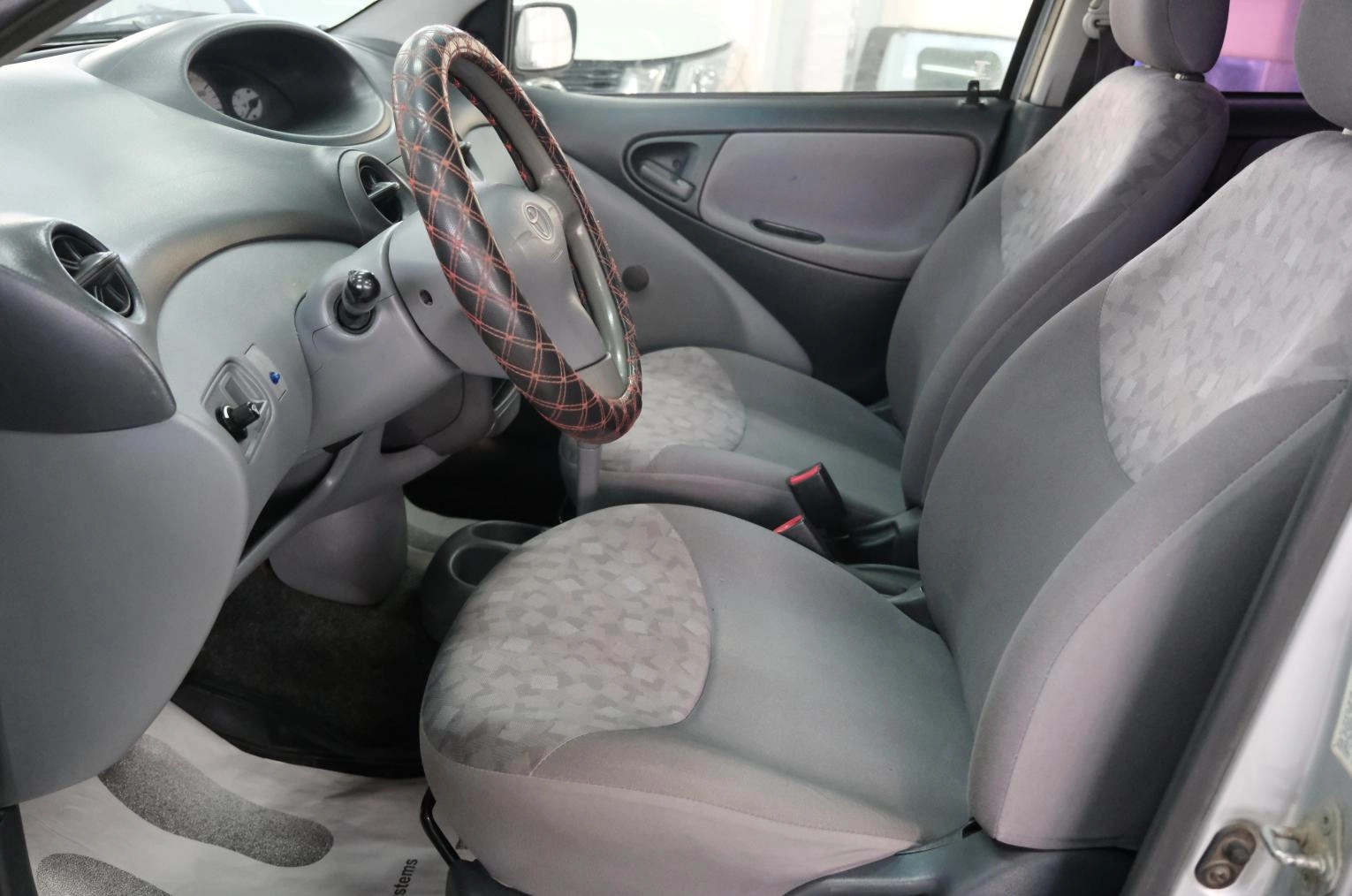 Toyota Echo 7 из 19