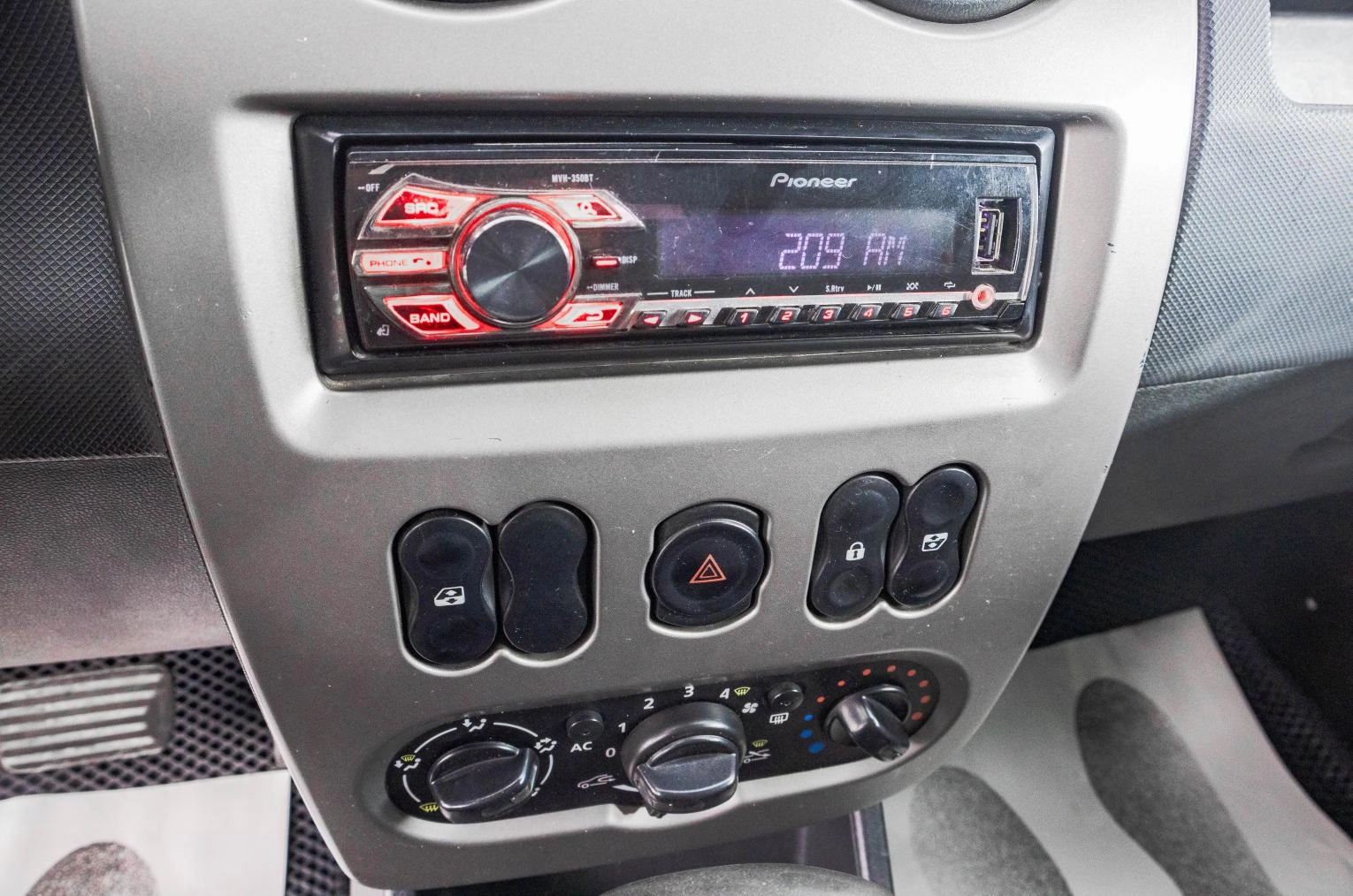 Renault Logan 14 из 21