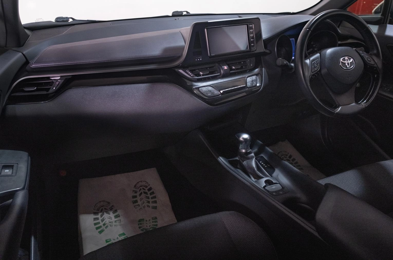 Toyota C-HR 19 из 23