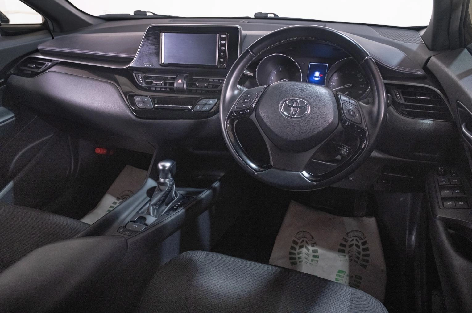 Toyota C-HR 15 из 23