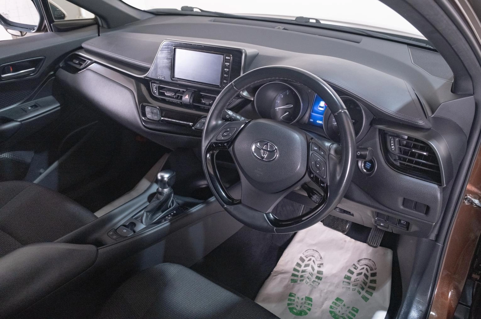 Toyota C-HR 16 из 23