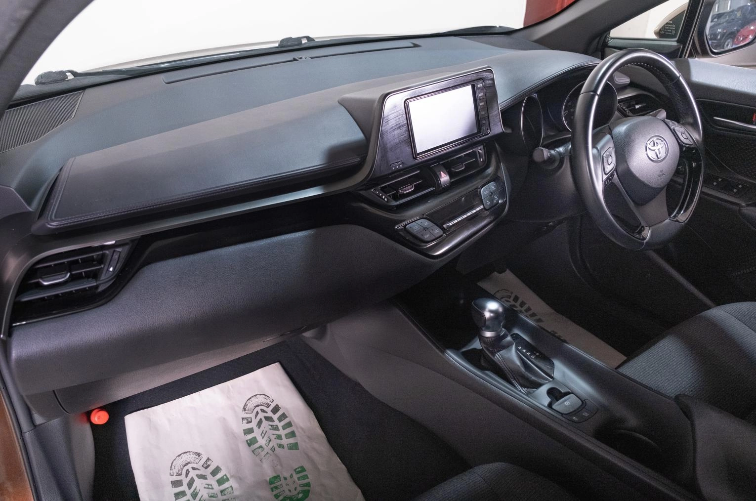 Toyota C-HR 18 из 23