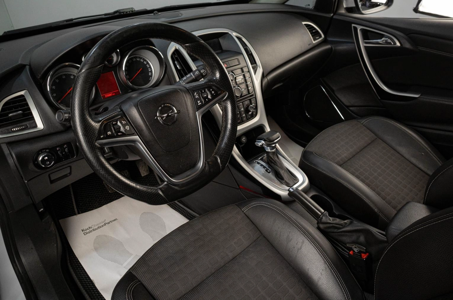 Opel Astra GTC 8 из 16