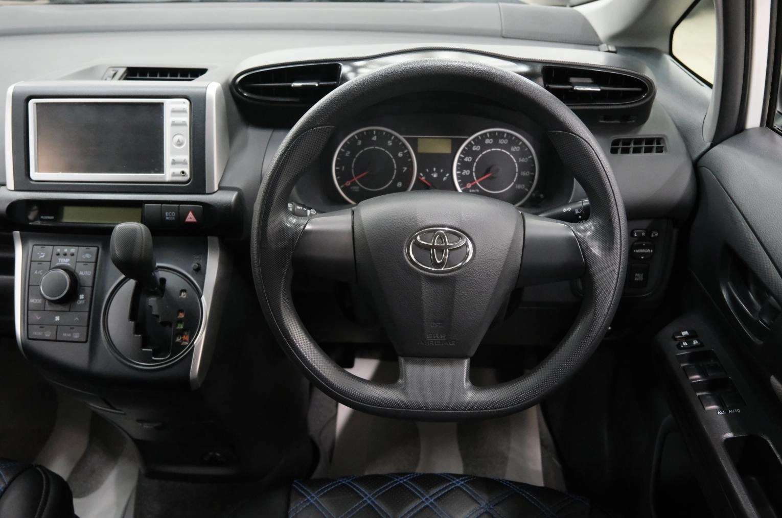 Toyota Wish 12 из 21