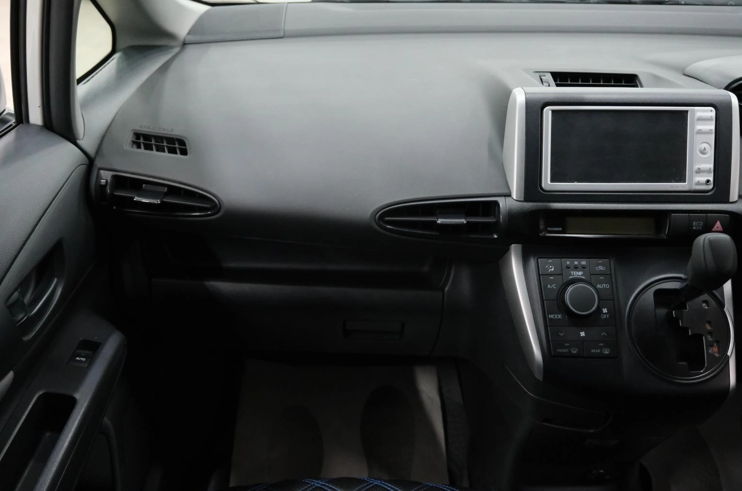 Toyota Wish 16 из 21