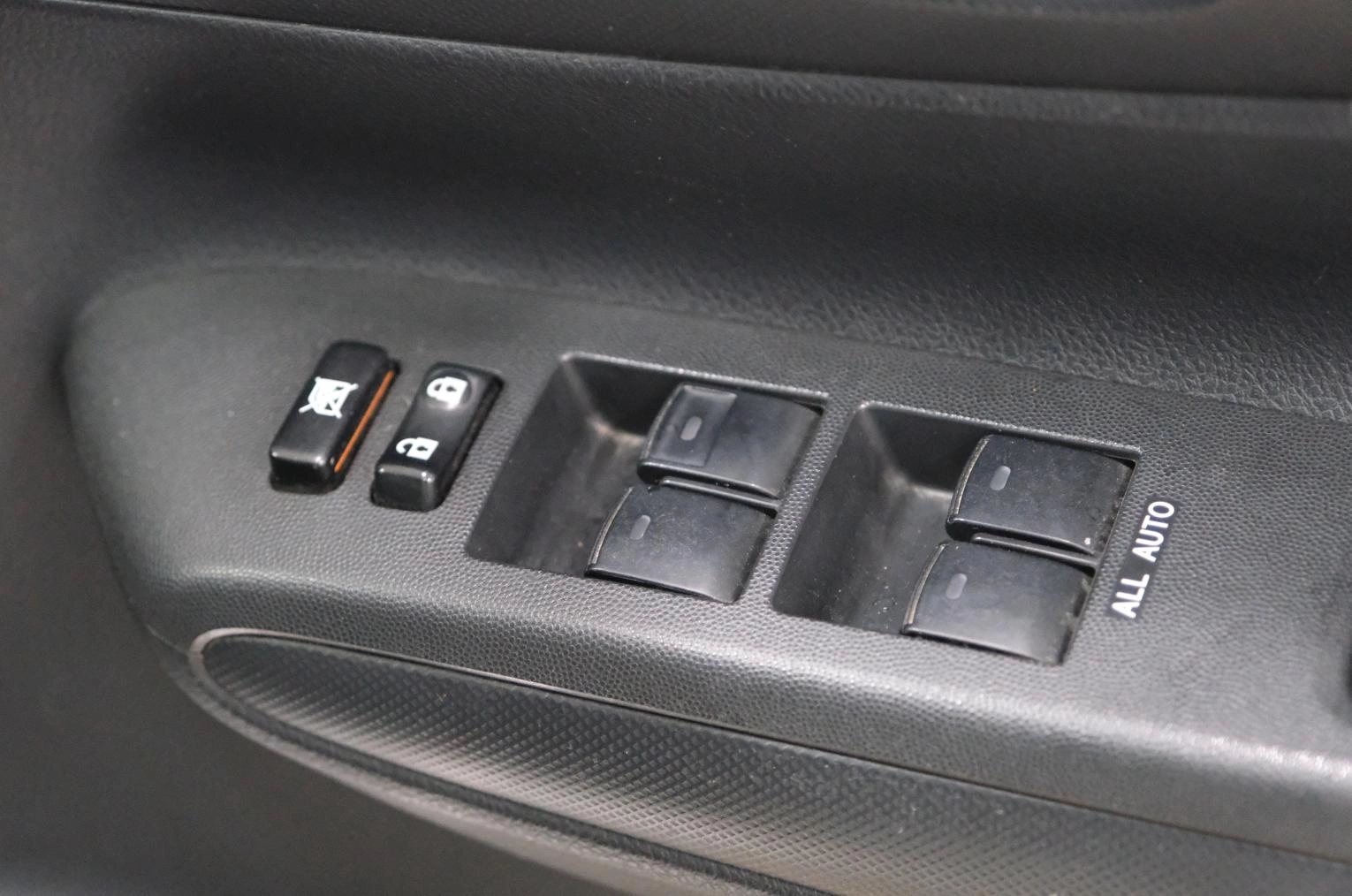 Toyota Wish 8 из 21