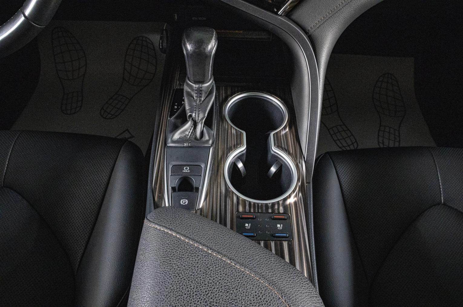 Toyota Camry 18 из 23