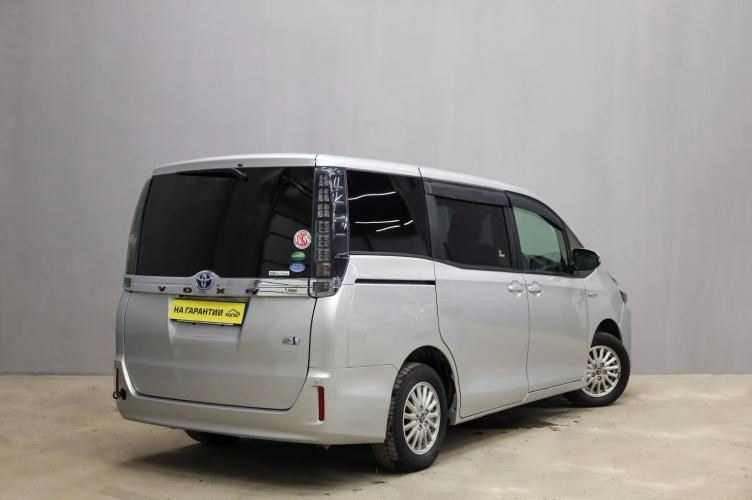 Toyota Voxy 6 из 6