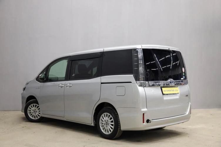 Toyota Voxy 4 из 5