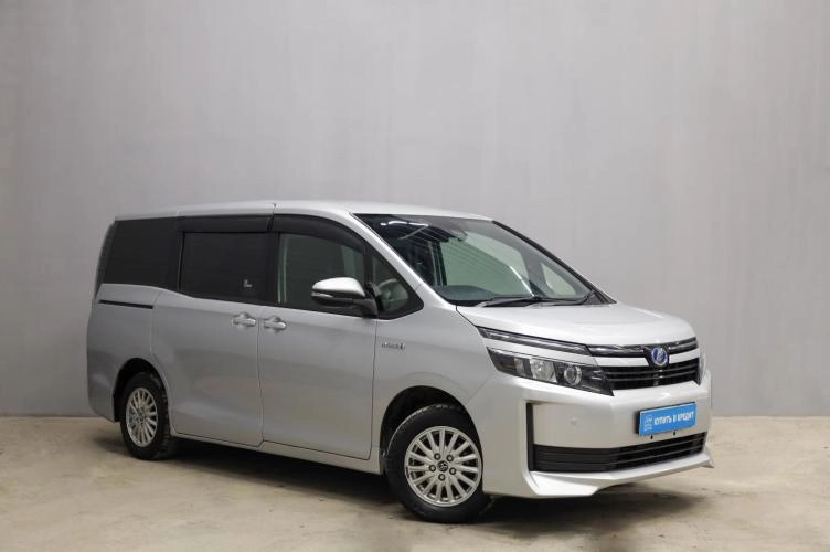 Toyota Voxy 1 из 5