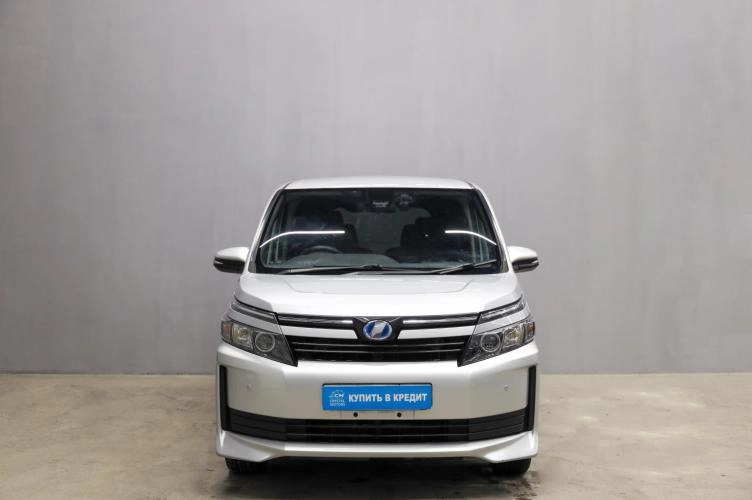 Toyota Voxy 2 из 5