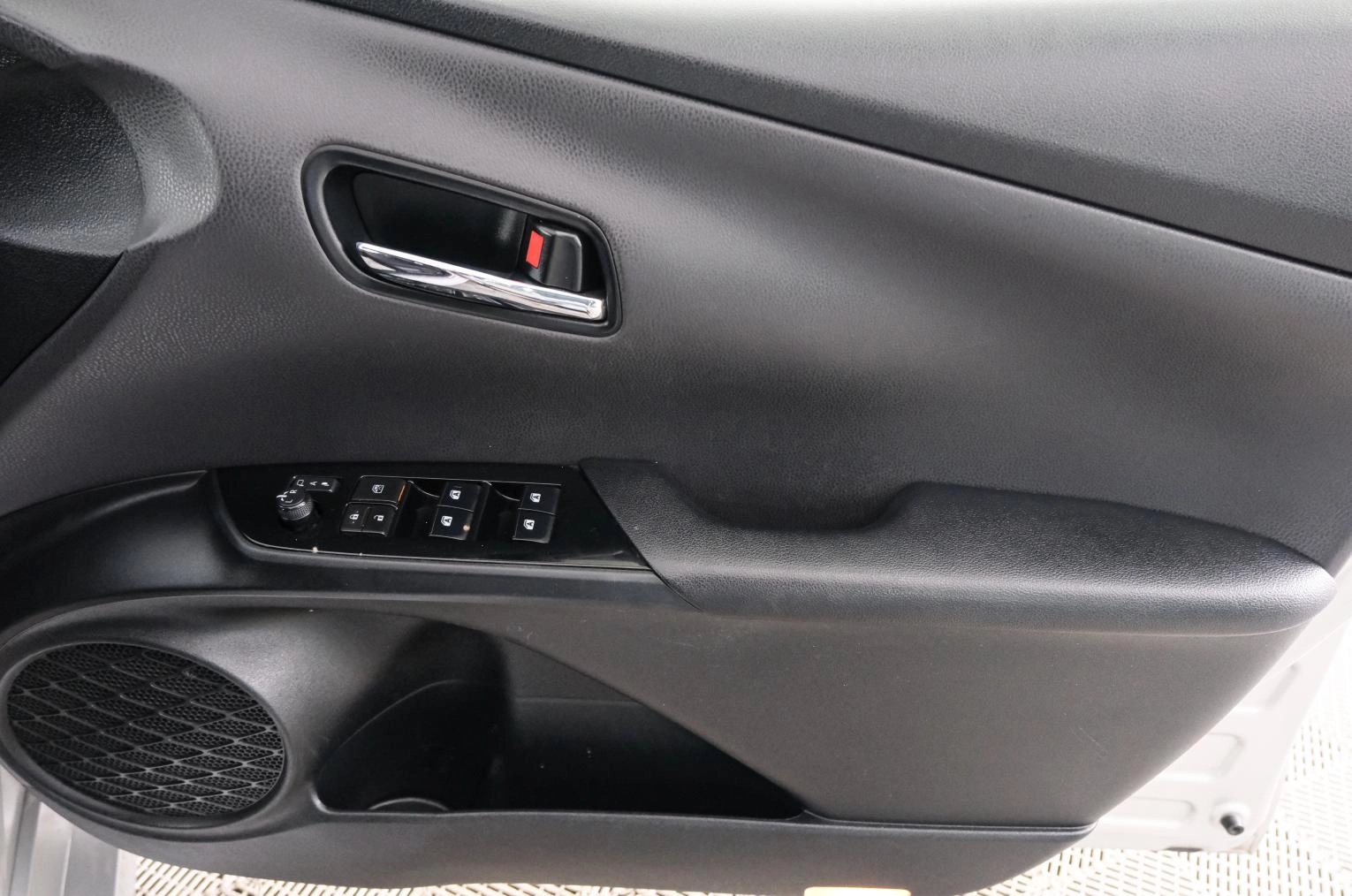 Toyota Prius 17 из 20