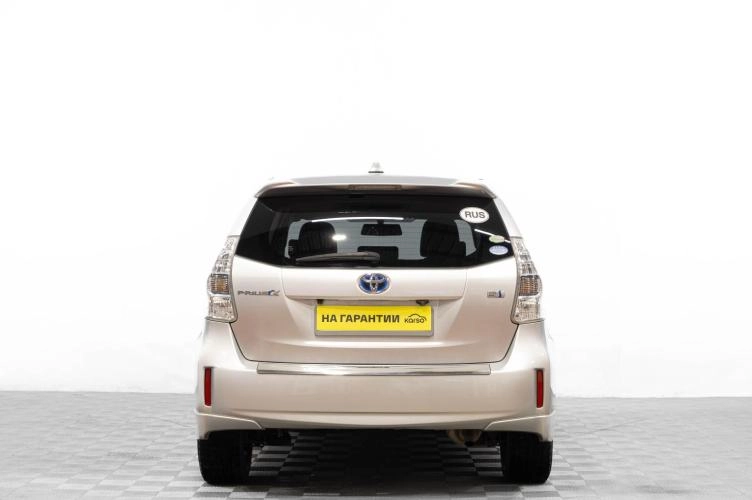 Toyota Prius Alpha 5 из 6