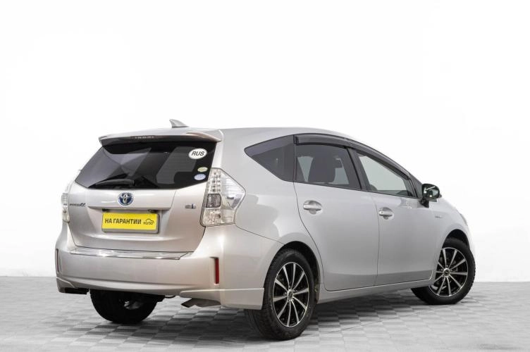Toyota Prius Alpha 4 из 6