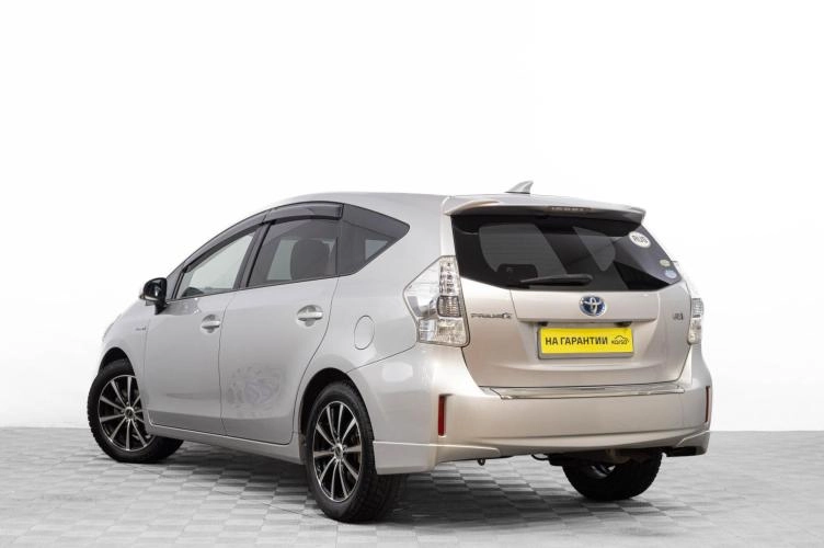 Toyota Prius Alpha 6 из 6