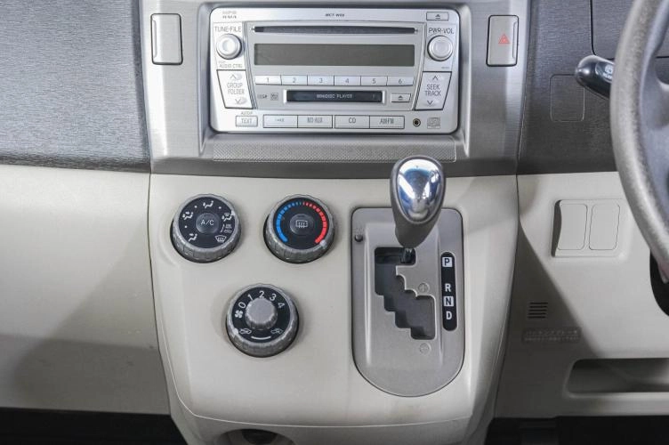 Toyota Passo Sette 16 из 19