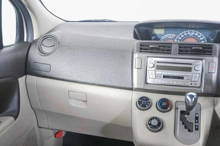 Toyota Passo Sette 12 из 19