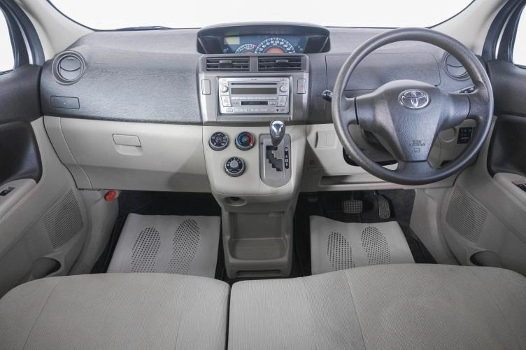 Toyota Passo Sette 13 из 19