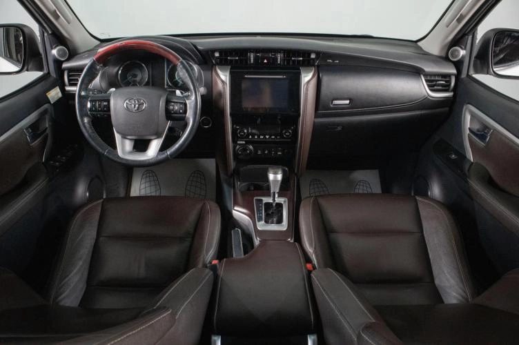 Toyota Fortuner 14 из 21