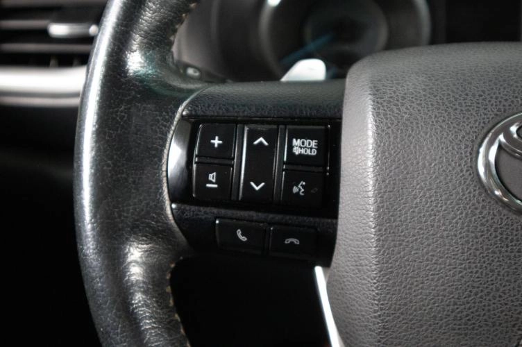 Toyota Fortuner 11 из 21