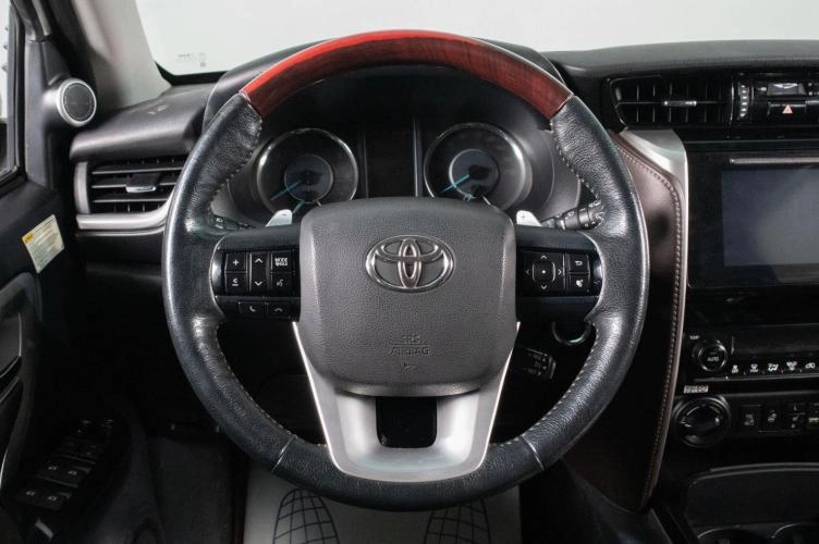 Toyota Fortuner 12 из 21