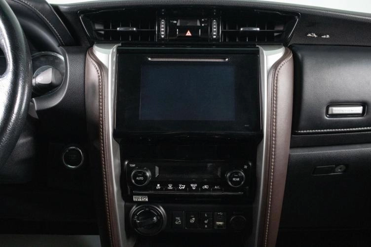 Toyota Fortuner 15 из 21