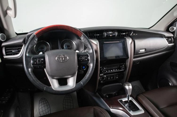 Toyota Fortuner 10 из 21
