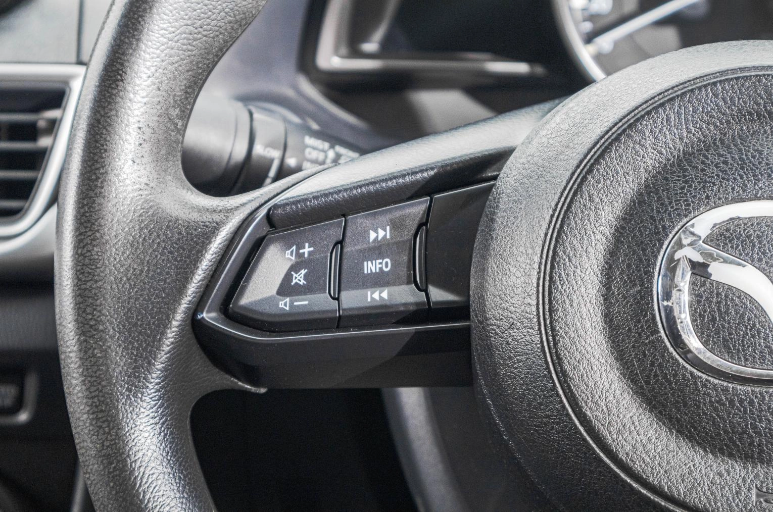 Mazda Axela 15 из 26